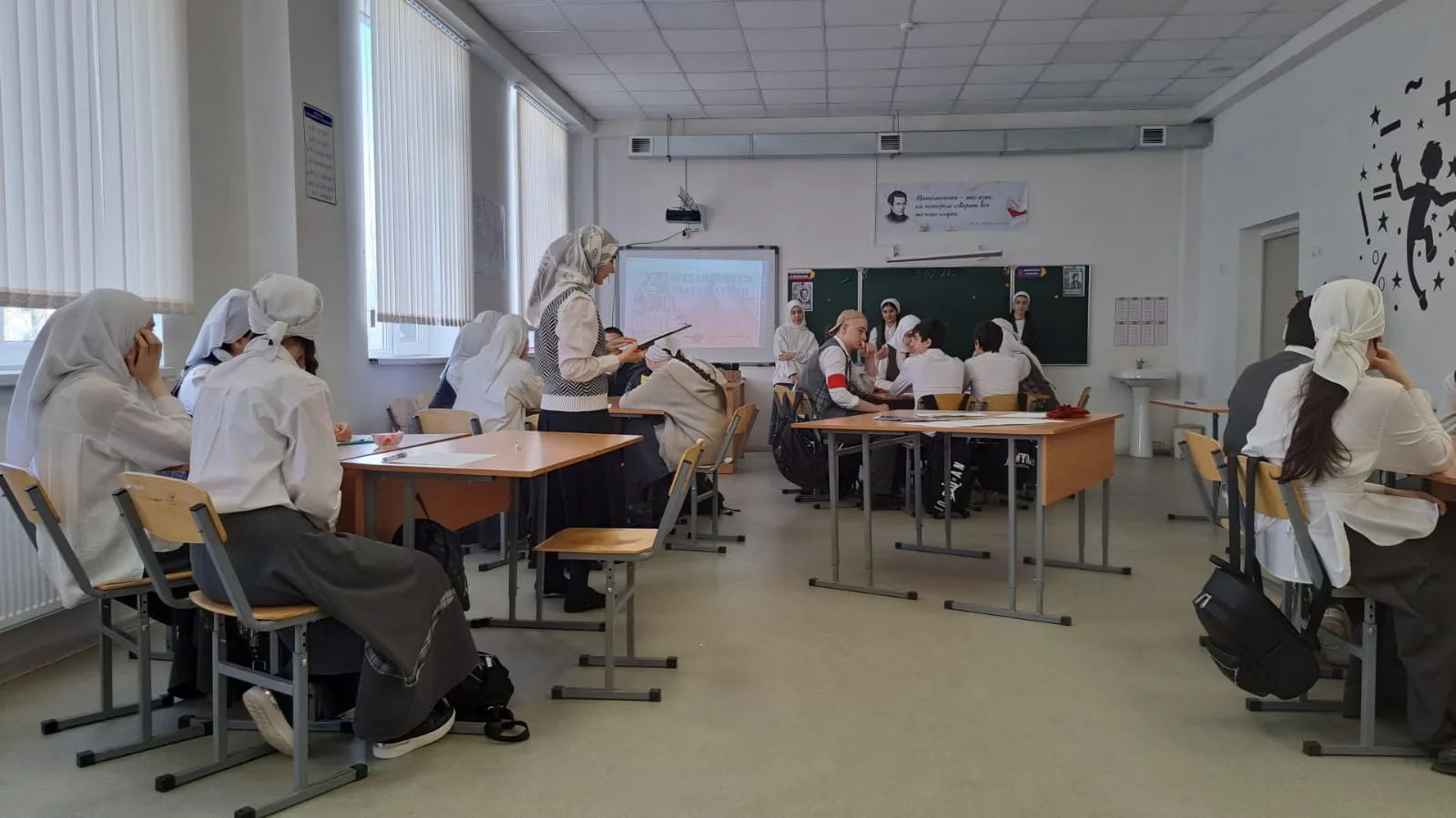 В МБОУ "СОШ 42" была проведена викторина по правам человека " Хочу всё знать" среди 8-х...