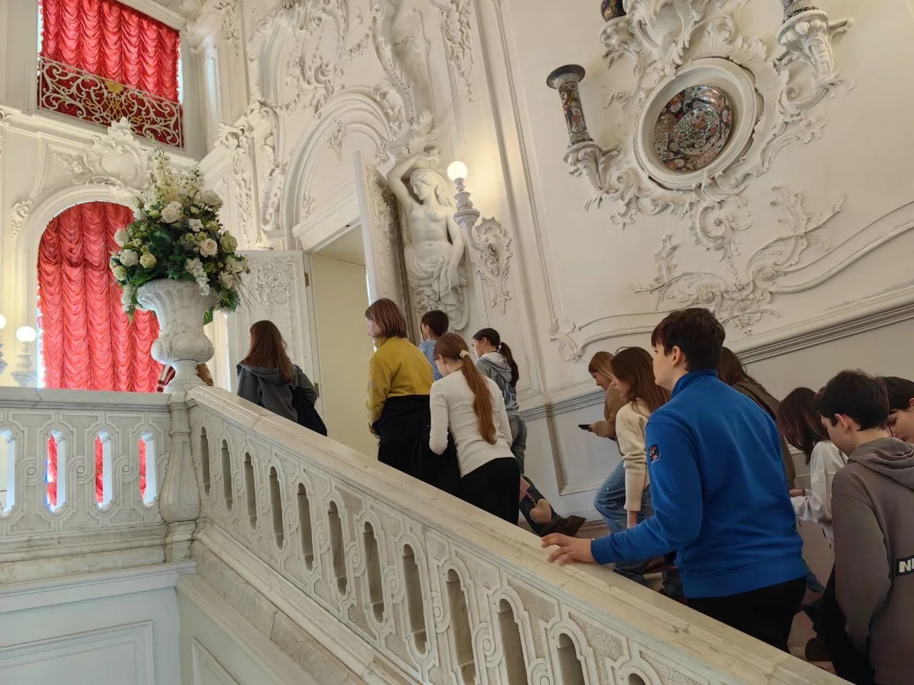 7 «В» побывал в городе дождей и белых ночей   🧳 Трехдневная программа поездки состояла как из образо