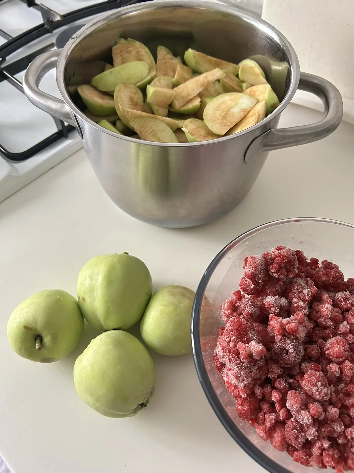 Пастила из яблок и малины. 
Яблоки нарезала дольками, плеснула к ним горсть воды и поставила томитьс