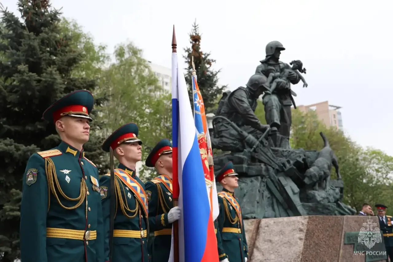 Руководство и сотрудники МЧС России отдали дань памяти воинам, погибшим в Великой Отечественной войн