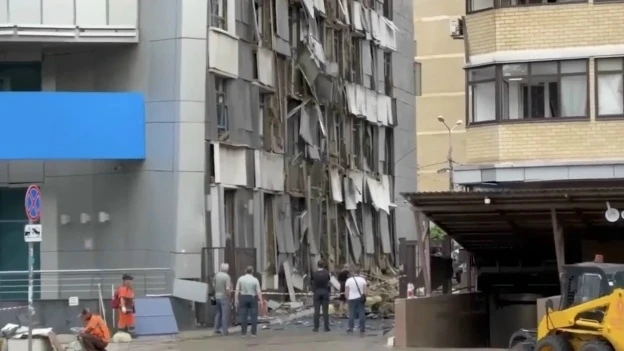 Кадры последствия падения осколков БПЛА на жилой дом в Краснодаре. 
 
Поврежден фасад многоквартирно