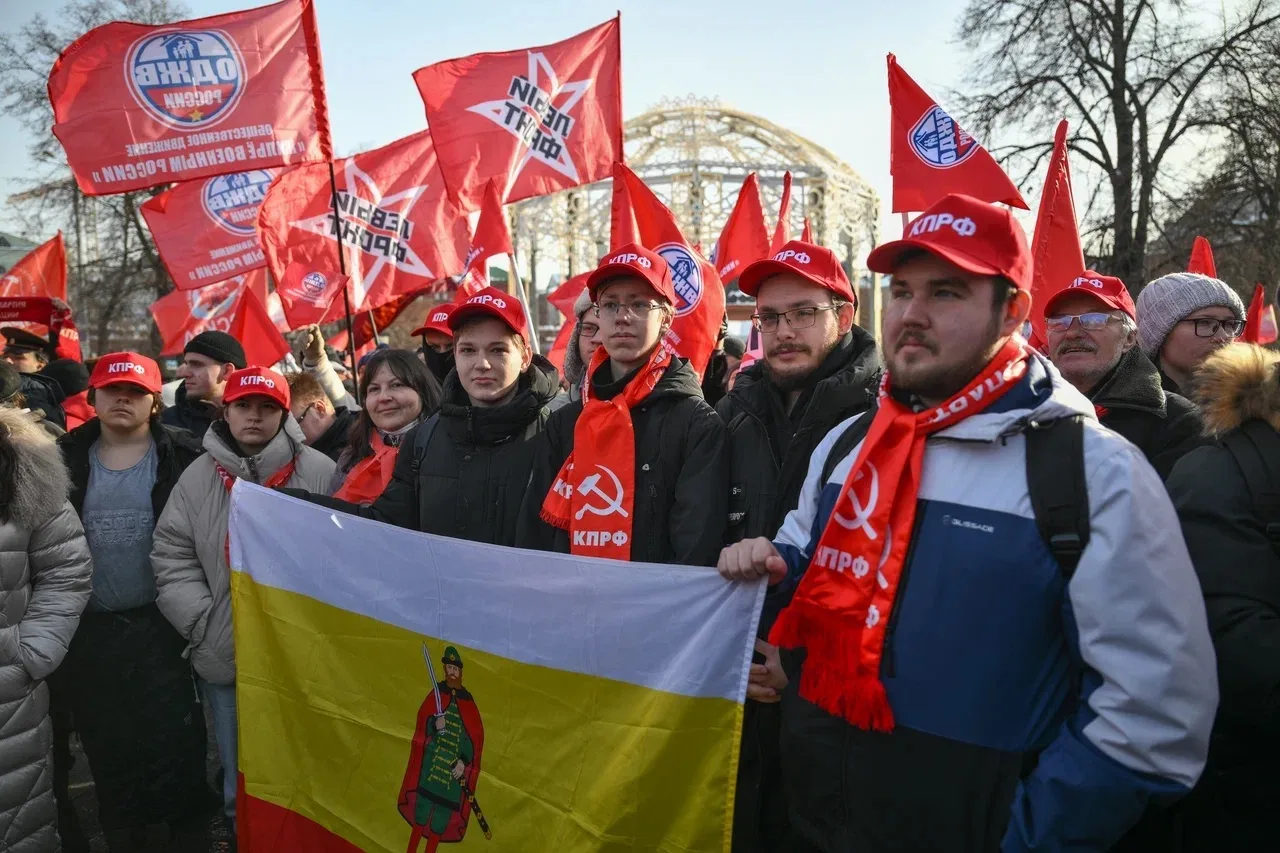 Сегодня в Москве прошла встреча депутатов-коммунистов  с избирателями.   Встреча была посвящена Дню 
