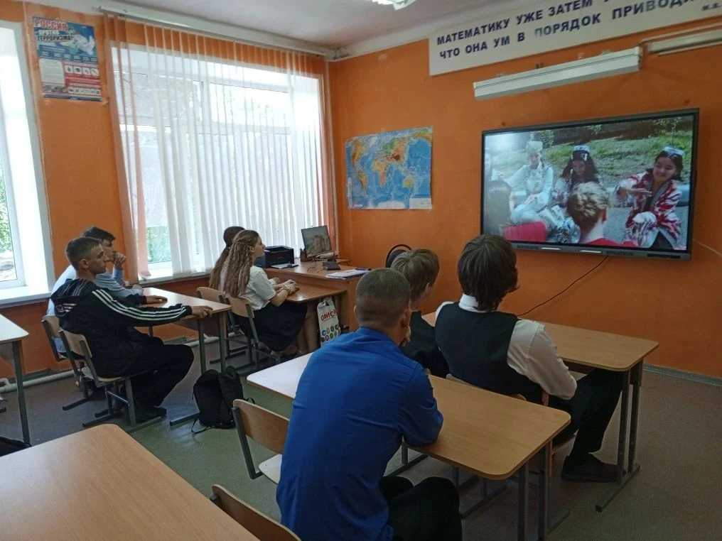 В старших классах прошло занятие "разговор о важном на тему:"ценности, которые нас объе...