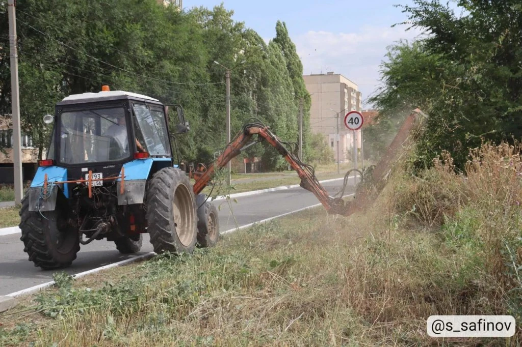 В Гайском округе ответили на жалобы жителей по поводу высокой травы