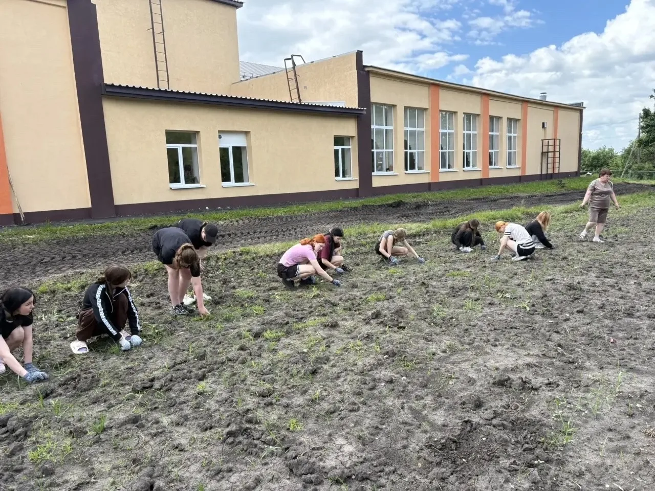 ✨ День второй: в ритме труда и творчества! ✨
Продолжается наша первая смена в ЛТО «Росток»! 🌱

Утро