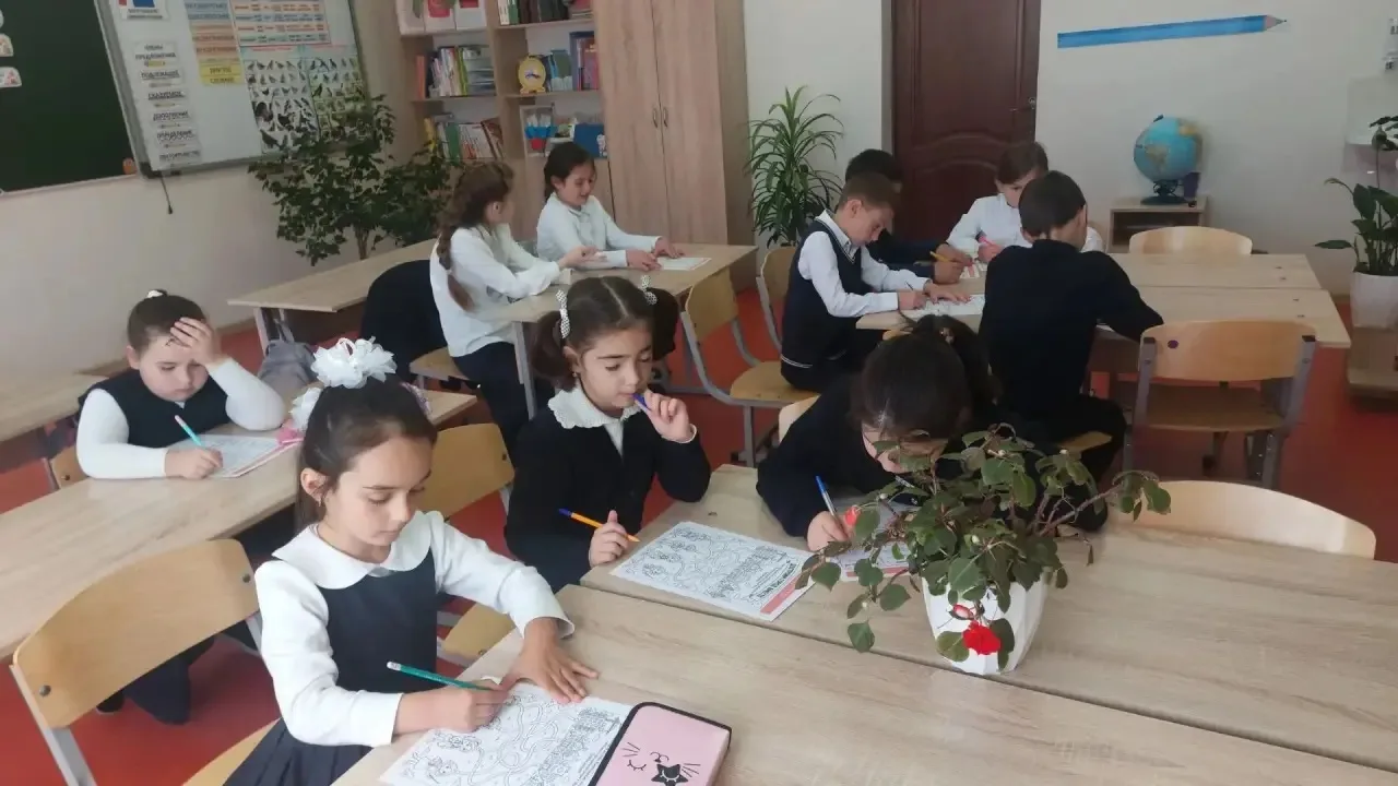 🇷🇺 Утро понедельника в школе: традиционная линейка и «Разговоры о важном»