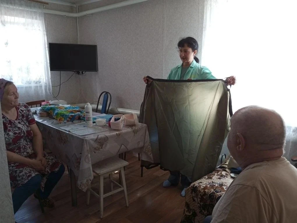 Целевой группой, на которую ориентирована технология "Школа ухода" являются родственник...