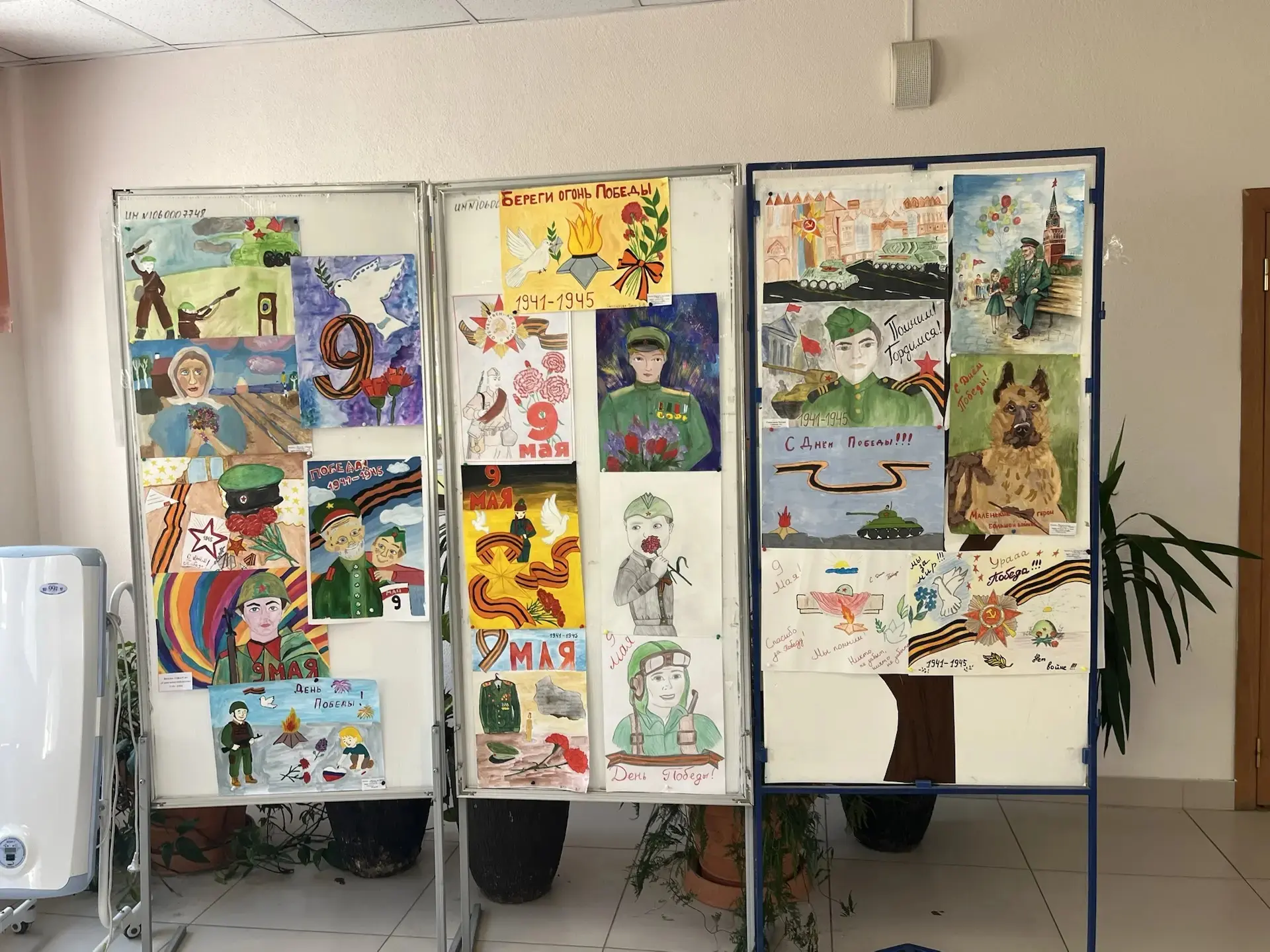 🎨 В преддверии Дня Победы в  нашей гимназии прошла выставка праздничных плакатов , детских работ «По