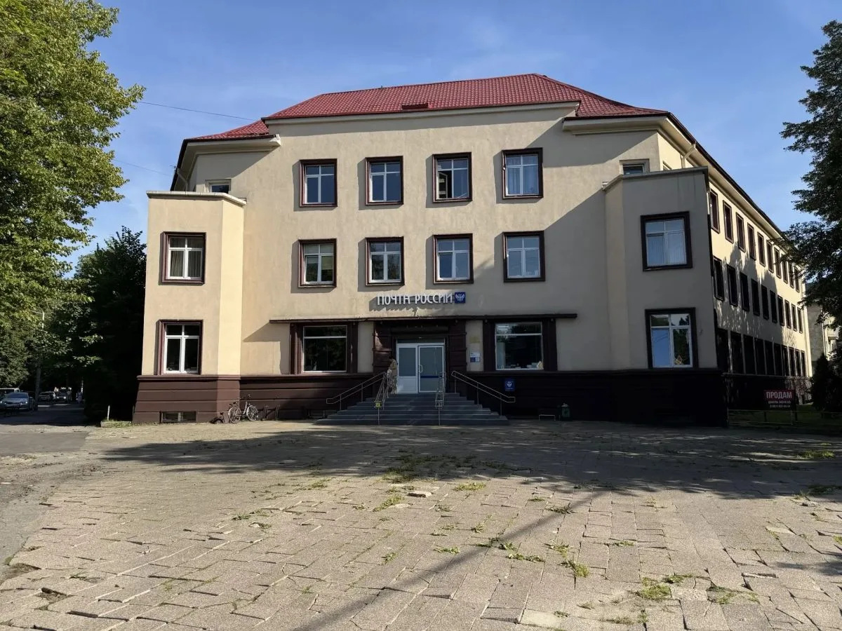 Власти Калининграда назвали сроки ремонта тротуара перед зданием Главпочтамта на Леонова