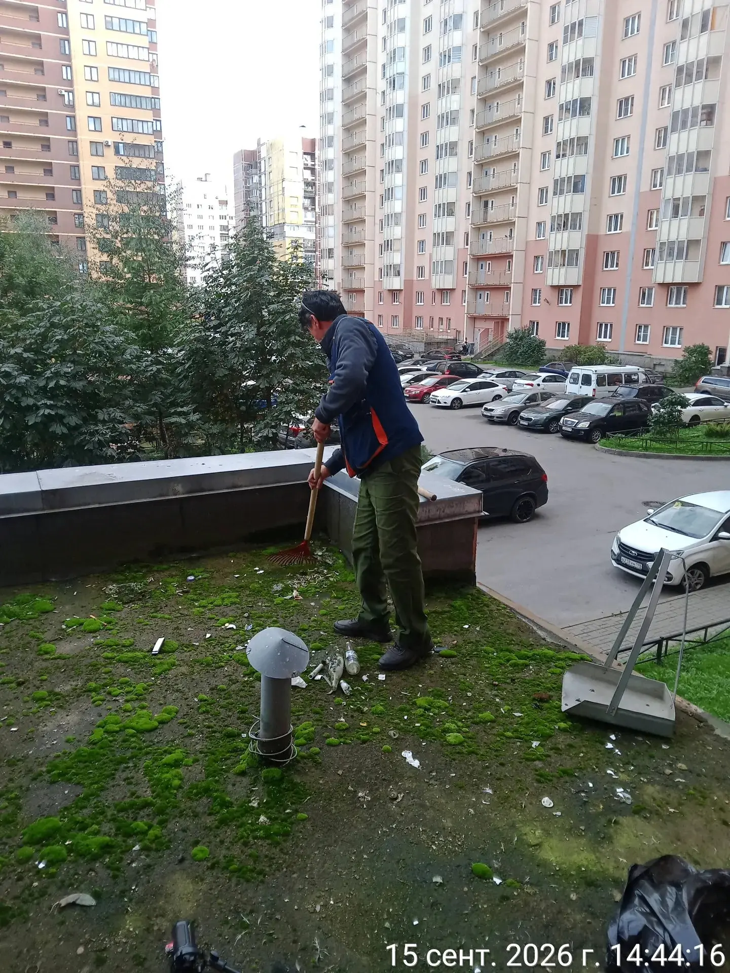 Уборка мусора на крыше и ГРЩ многоквартирного дома по адресу: 5-й Предпортовый проезд, ...