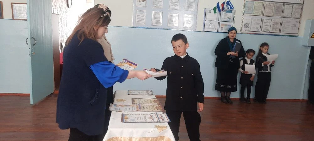 🏫 Завершение учебного года: последняя линейка и вручение грамот! 
30 мая 2026 г в нашей школе прошл