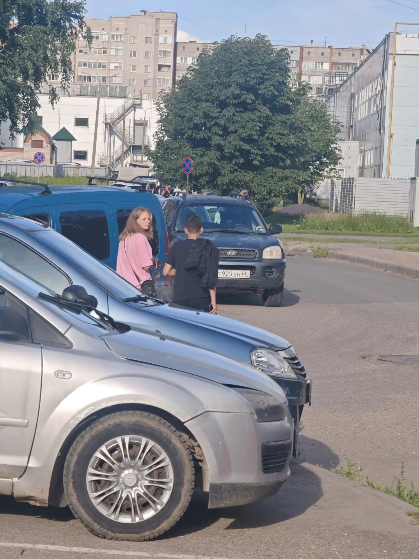 За Рынком "НИВА" ребятишки пинают ногами строительные ограждения ( в том числе в сторон...