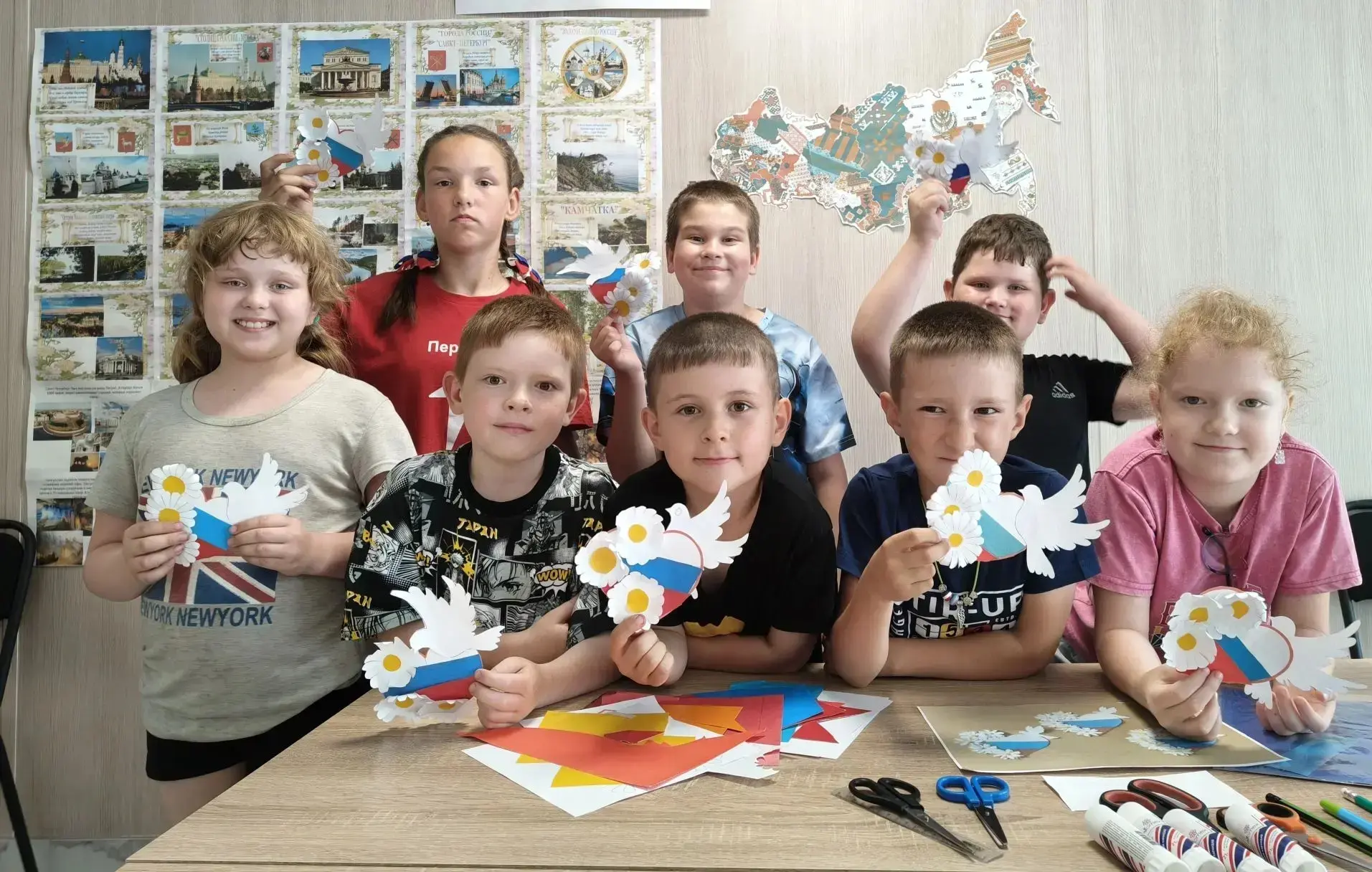 В Красноорловском Доме культуры прошёл творческий мастер-класс, посвящённый Дню России.
Дети с больш