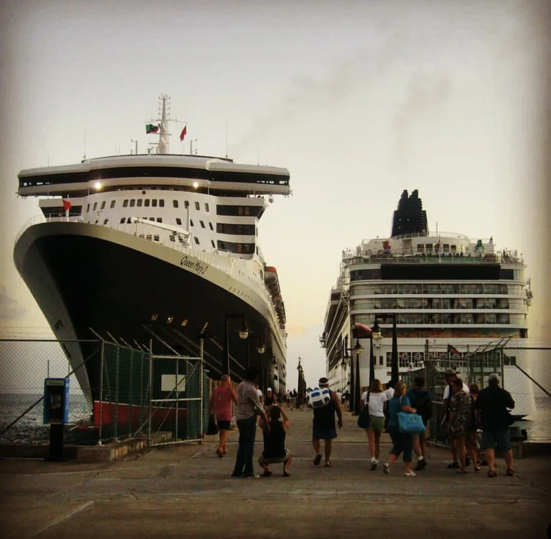 🚢Маршруты круизов у разных компаний часто дублируют друг друга и лайнеры следуют друг ...