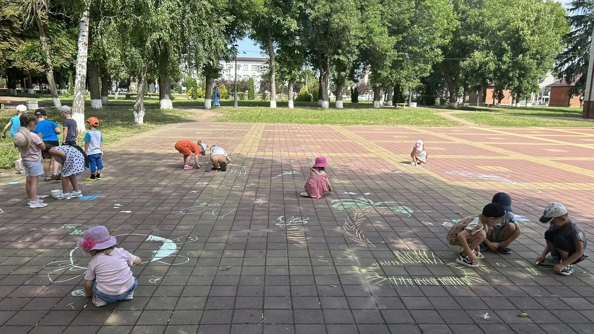 В парке мы нашли идеальное место для рисования мелом, но была одна проблема — тень пряталась только 