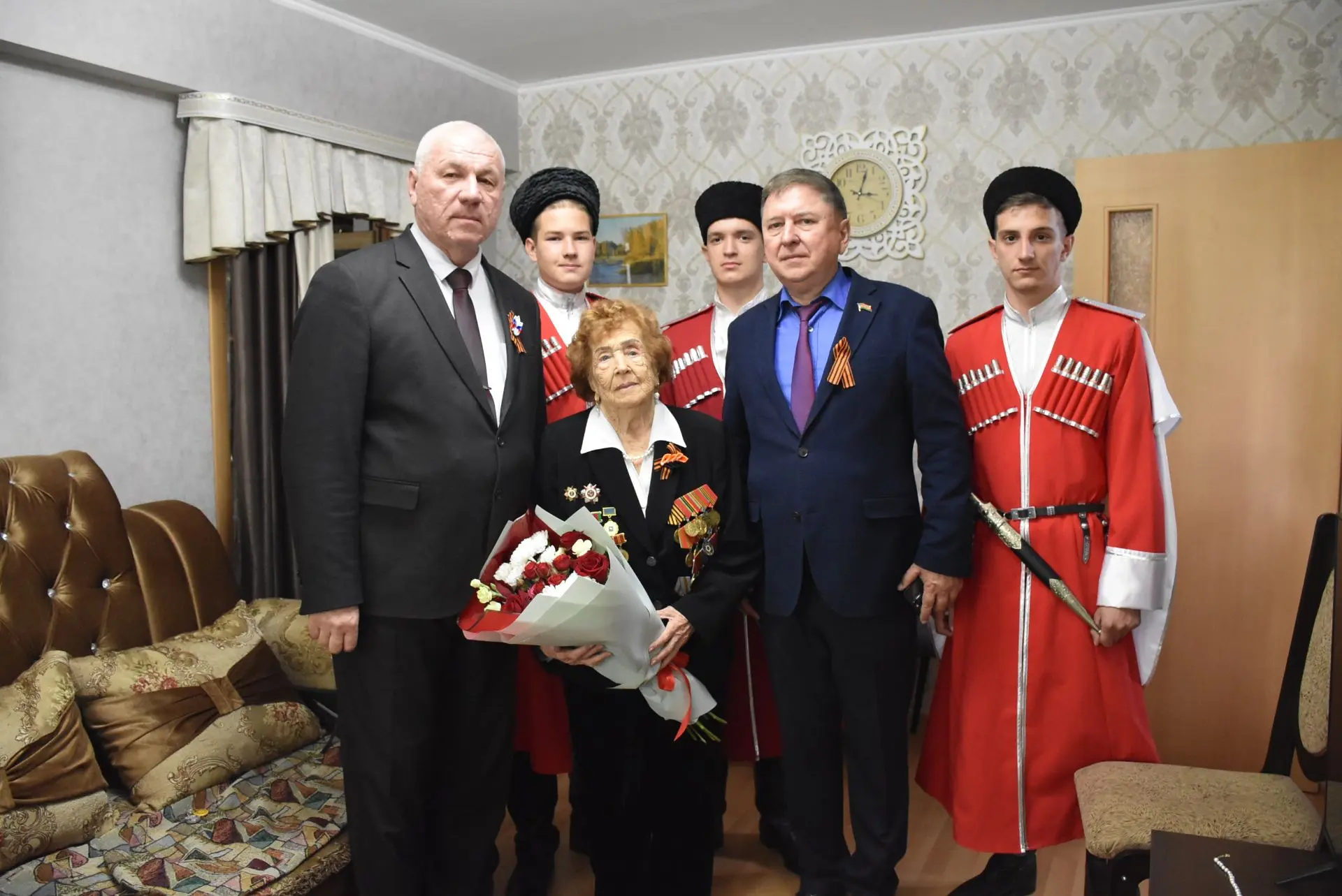 Заслуженные и почетные жители Кропоткина, участники Великой Отечественной войны, принимают поздравле