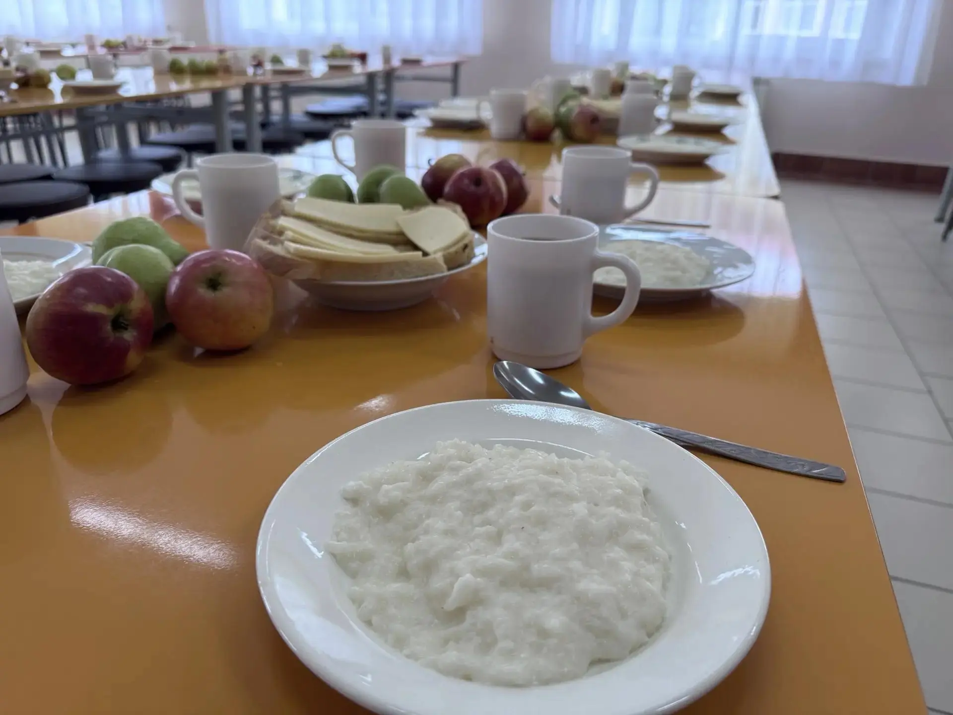 🎉 Первый учебный день: первоклассники знакомятся со школьной столовой! 🎉