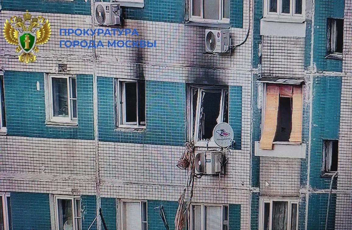 На севере Москвы 16-летняя девочка вызвала пожар в квартире, пытаясь вскрыть болгаркой ...