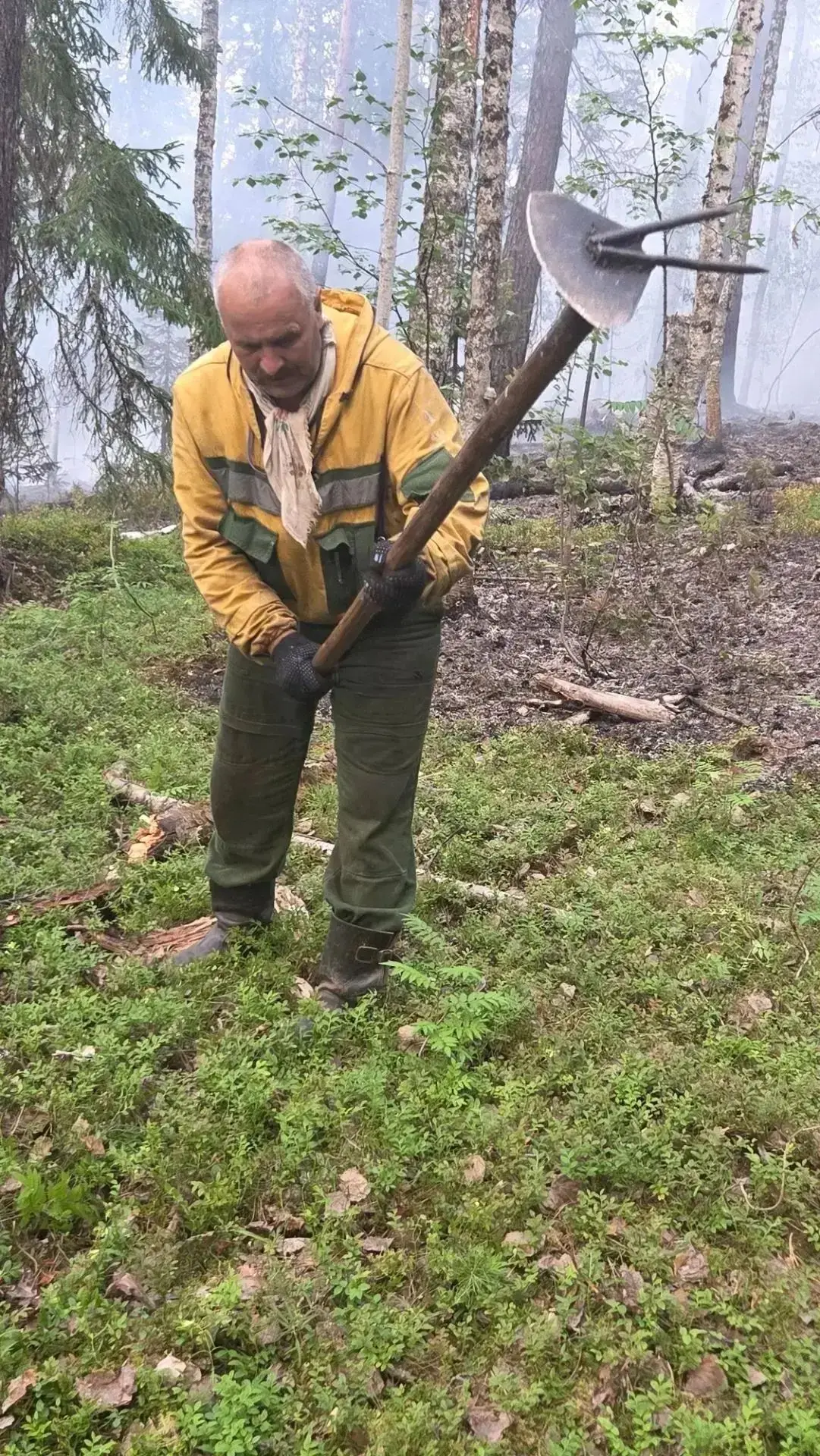 🔥Серьёзно вооружается инструктор парашютно-десантной пожарной команды Северо-Енисейско...