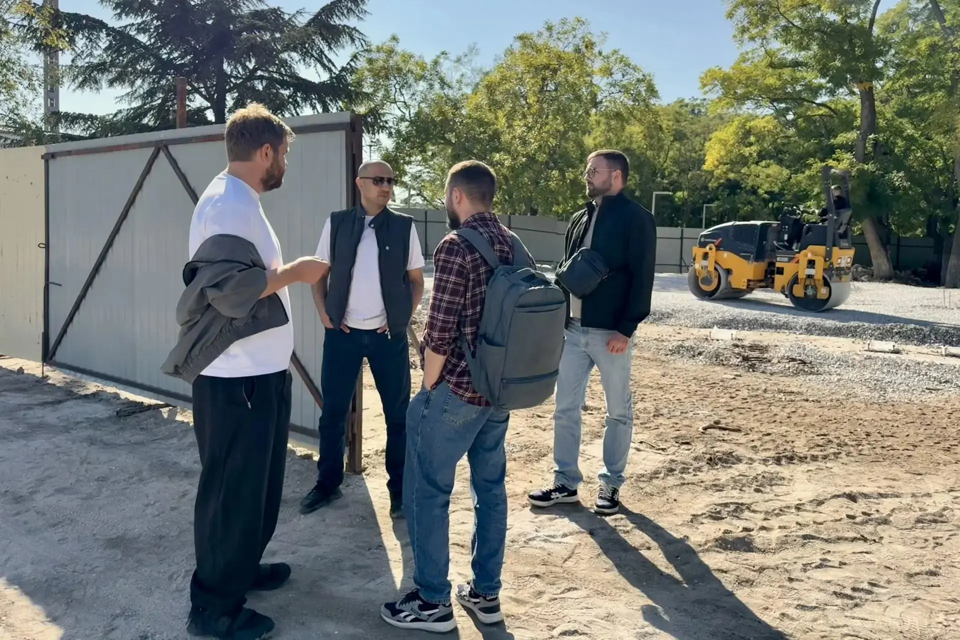 Благоустройство и ремонт общественных территорий должны выполняться семь дней в неделю,...