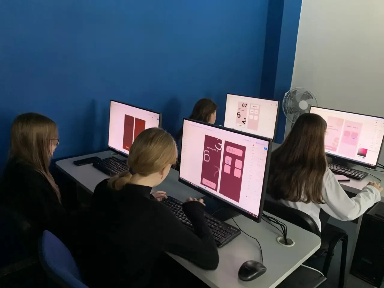 📱ЭКСКУРСИЯ В МИР МОБИЛЬНЫХ РАЗРАБОТОК📱  📳24 февраля ребята из 6а класса вместе с классным руководите