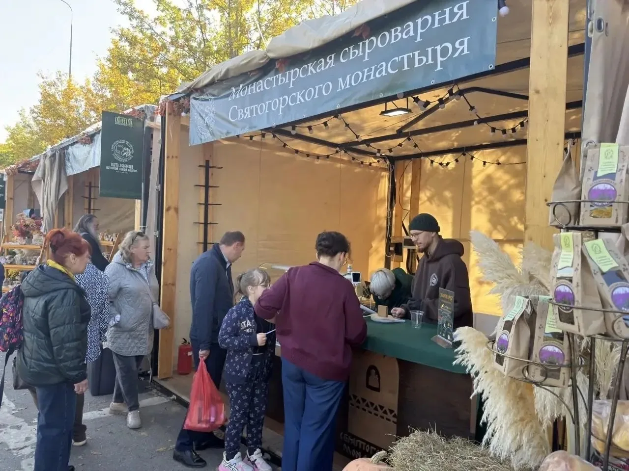 Продукция Святогорского монастыря на первом фестивале монастырской кухни "Архондарик" в...