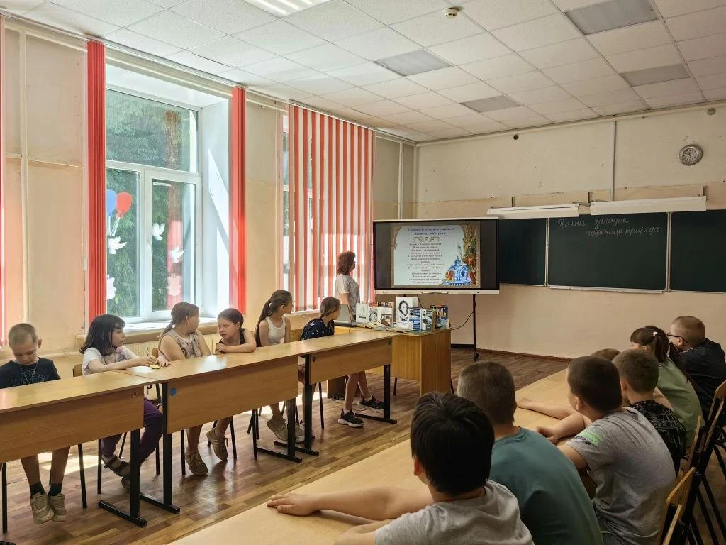Сегодня пятый день работы пришкольного лагеря «Радуга», и он был посвящён Дню русского языка — «Пушк