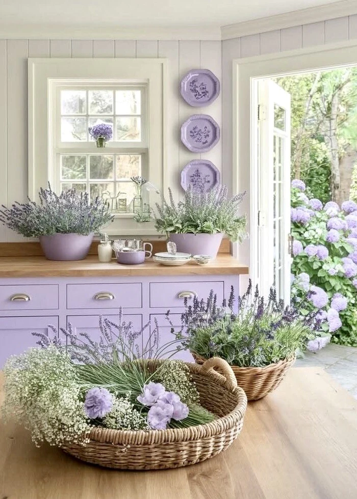 Лаванда — ваш личный островок спокойствия! 💜

🌱 Лавандовый оттенок и нежный аромат будто созданы, 