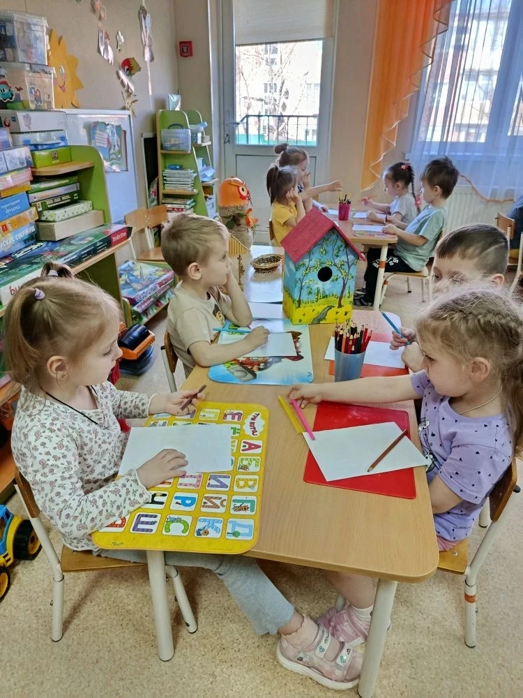 🏠 Наши ребята строят домики для птиц!