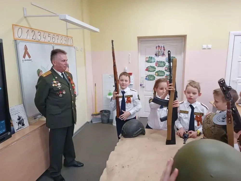 ✨ Встреча поколений ✨ 🎖️ Вчера в рамках курса внеурочной деятельности «Орлята России» и трека «Орлят