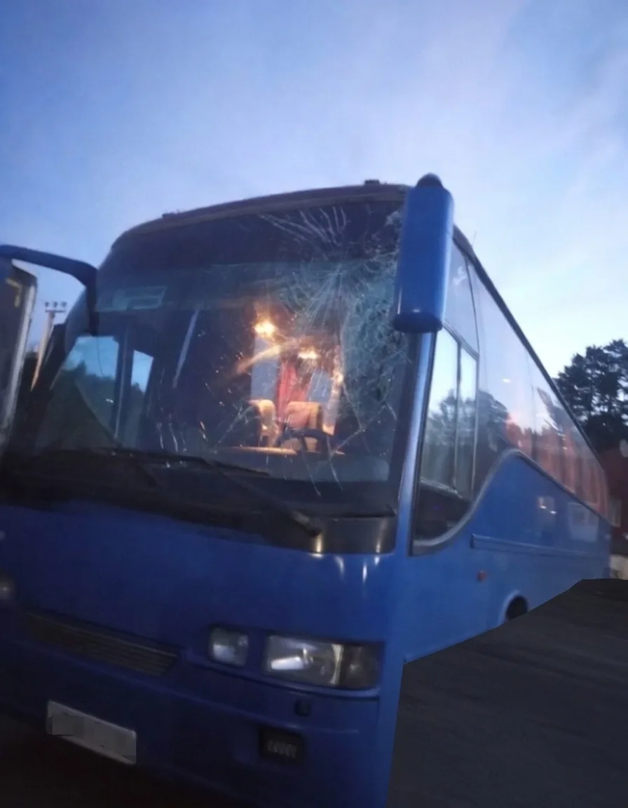 Подростки с моста под Нижним Тагилом кидают пакеты с водой по машинам 
 
На автодороге Екатеринбург 