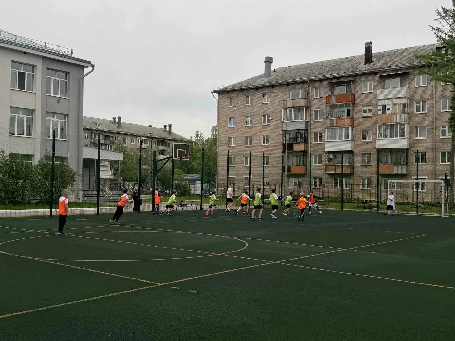 ⚽Товарищеская встреча Фотоника-Светоника  Сегодня на школьной спортивной площадке прошёл товарищески