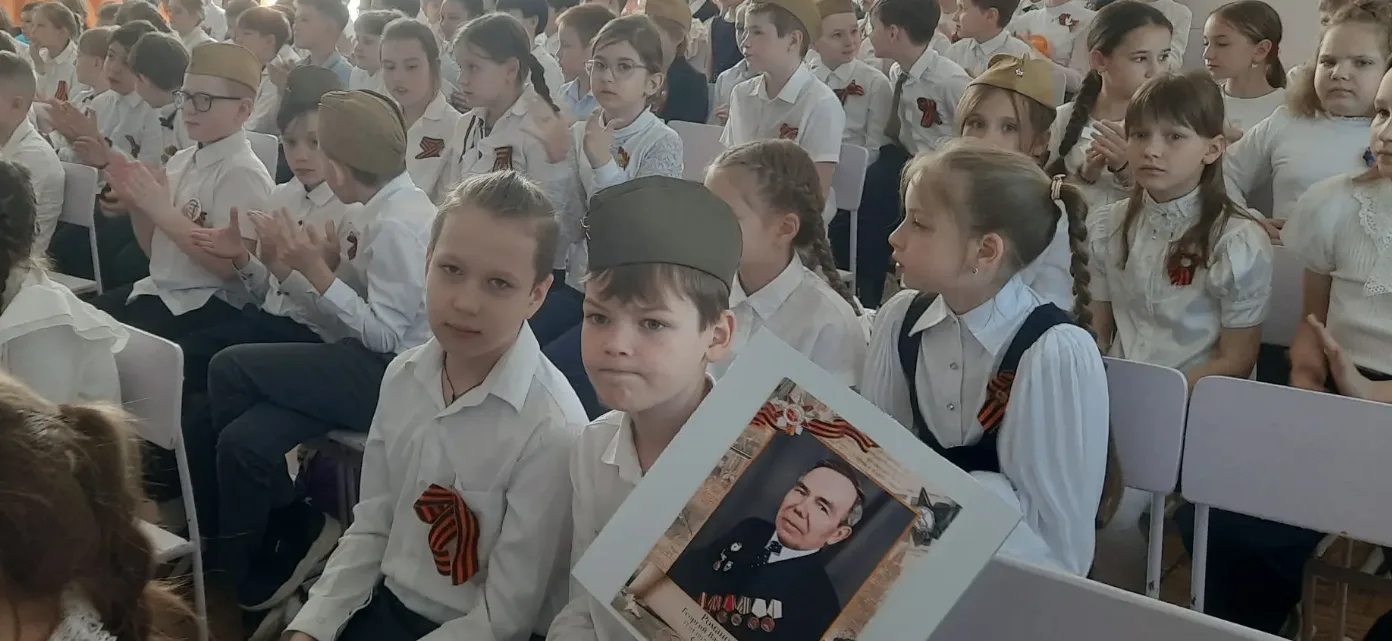 6 мая в преддверии Дня Победы в 3-х классах состоялся трогательный праздник «Через века, через года»