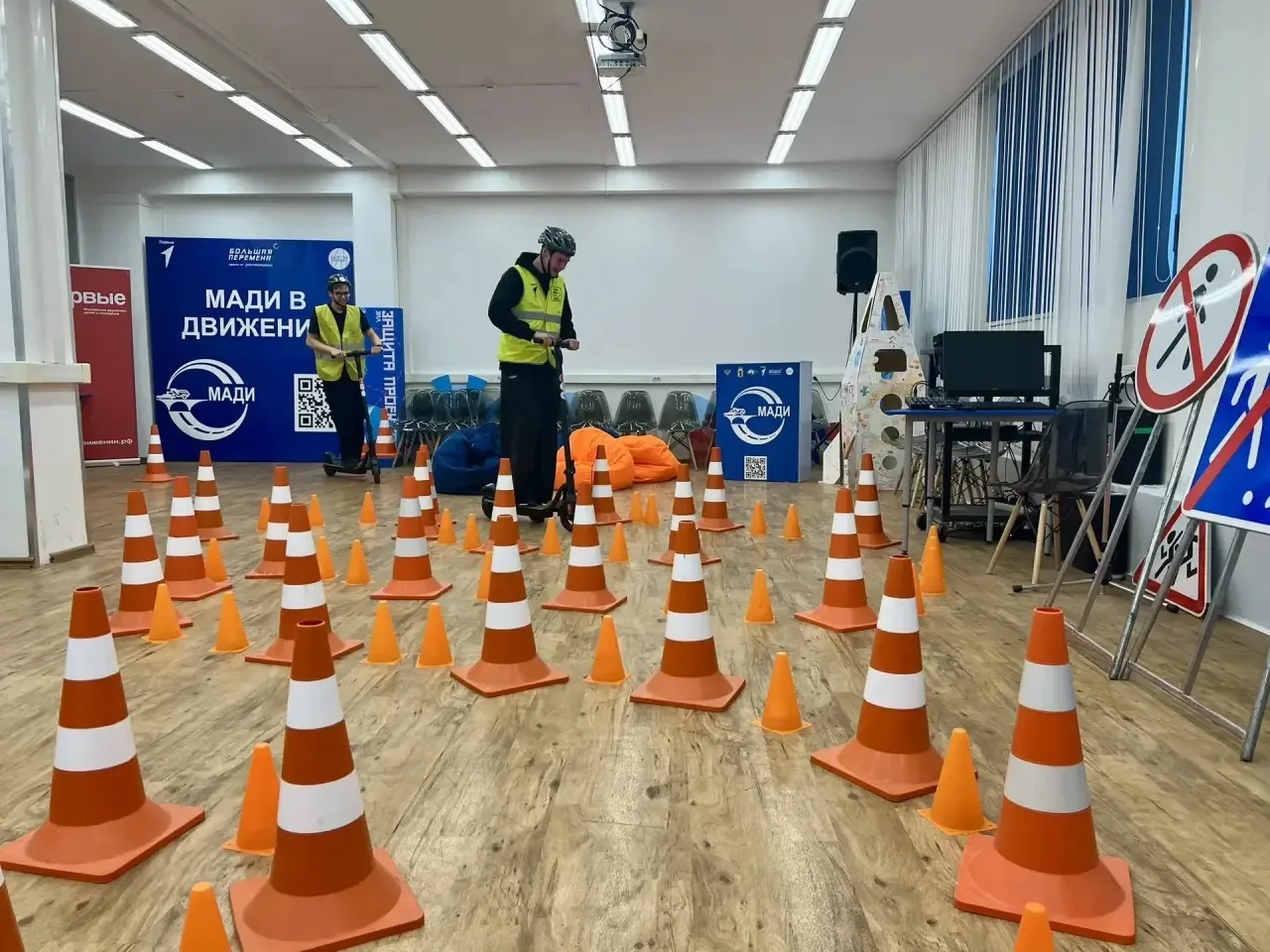 БЕЗОПАСНОСТЬ В ДВИЖЕНИИ!  Вчера ученики 8 «Е» класса приняли участие в проекте «Безопасность в движе