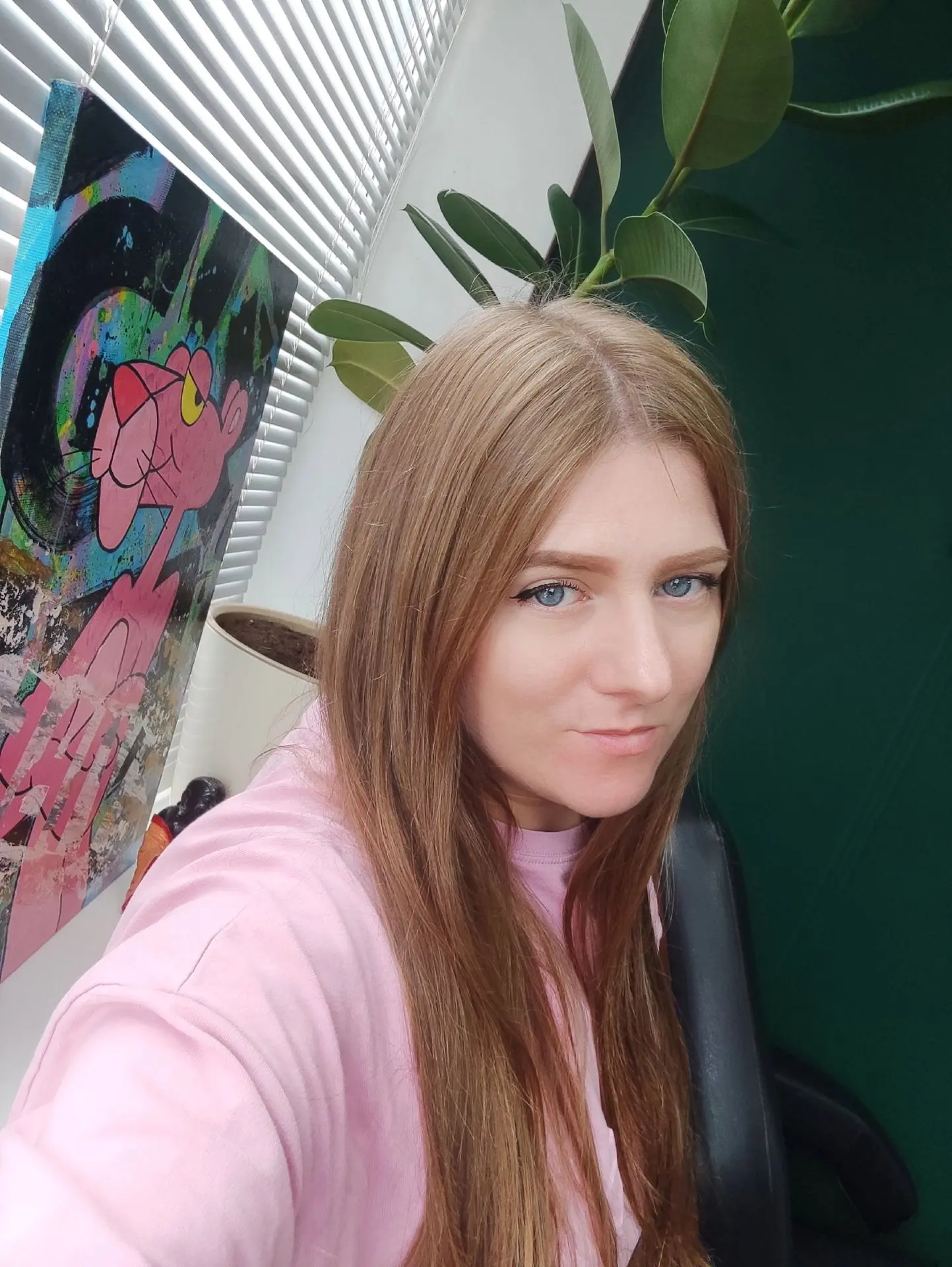 ✨В студии играет приятная музыка, и я жду  первого клиента.