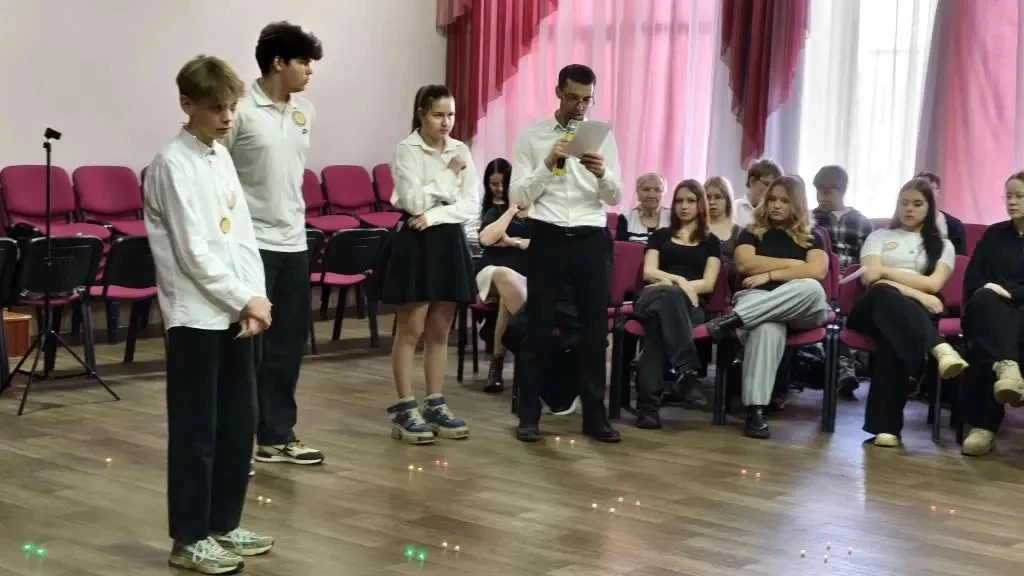 🎓В МОУ СОШ №4 прошла городская игра «Умницы и умники», посвящённая Году единства народов России  🧐В 