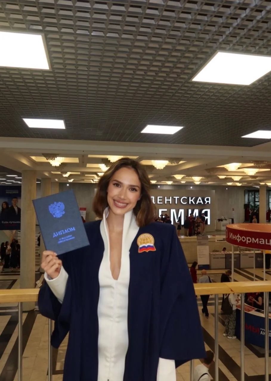 Алина Загитова отметила важный личный рубеж и показала фото с выпускного в РАНХиГС