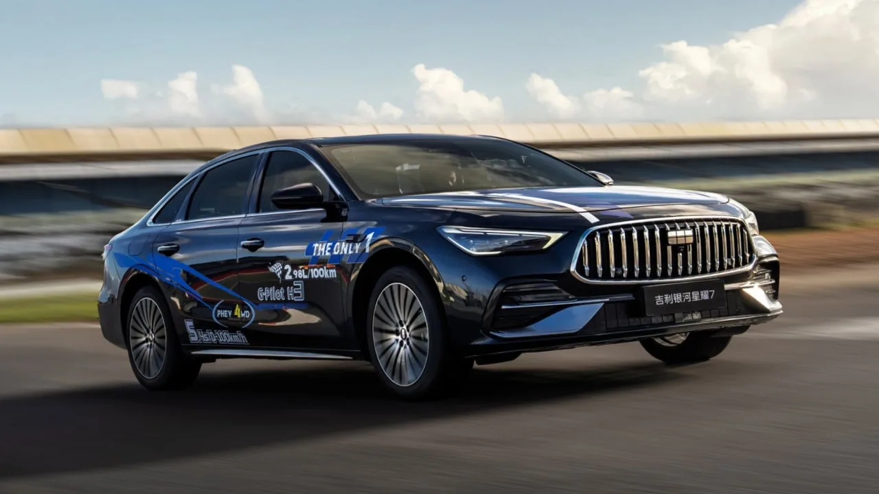Geely Galaxy Starshine 7 проехал круг по автодрому Сильверстоун в Великобритании.  Гибридный седан с
