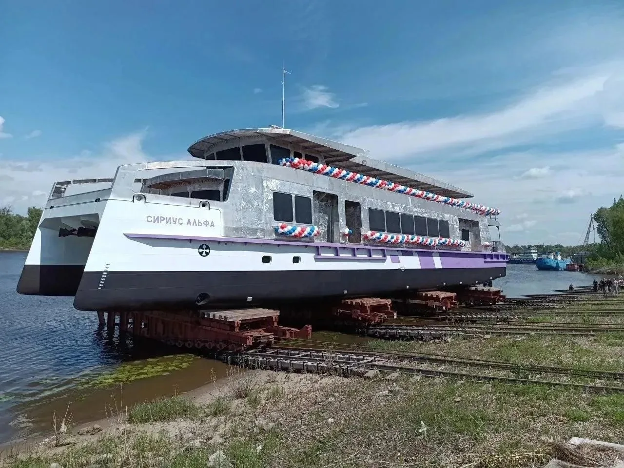 В Самаре спустили на воду чудо-юдо — пассажирский катамаран на триста мест