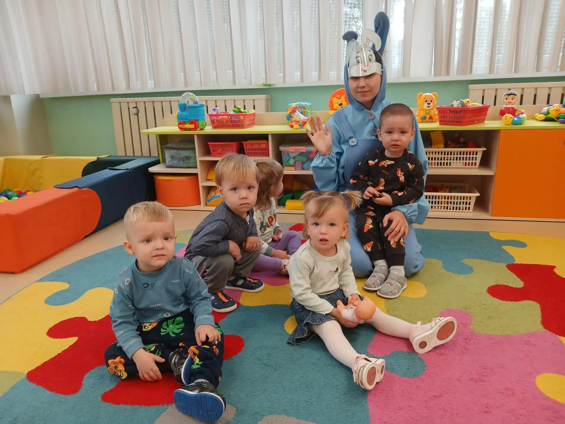 К  малышам  в группу "Бруснички" в гости пришел настоящий зайчик! В роли пушистого гост...