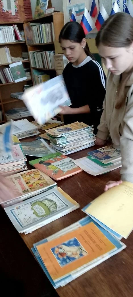 Летняя практика с пользой: наши ученики помогли библиотекарю!