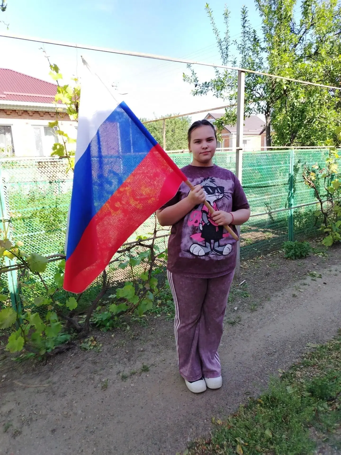 Козлова Даша, ученица 5 класса, принимает  участие в акции «Флаги России» 🇷🇺❤️🤍💙. М...