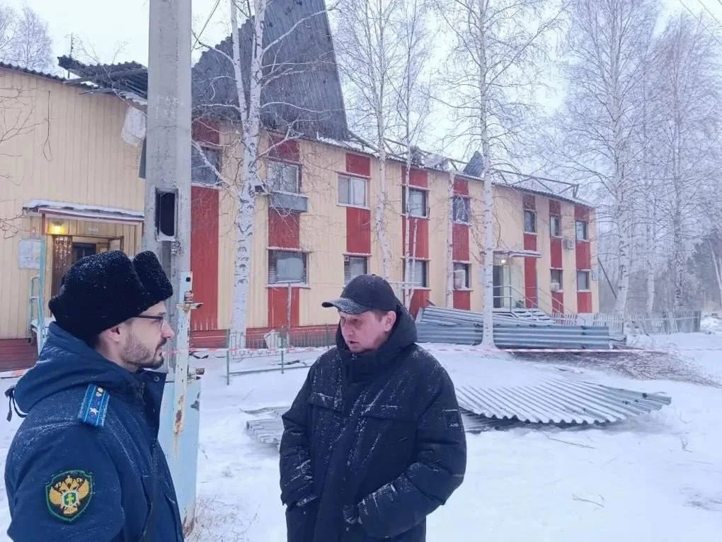 Порывы ветра снесли крышу дома в Пыть-Яхе  После этого администрация города ввела режим чрезвычайной