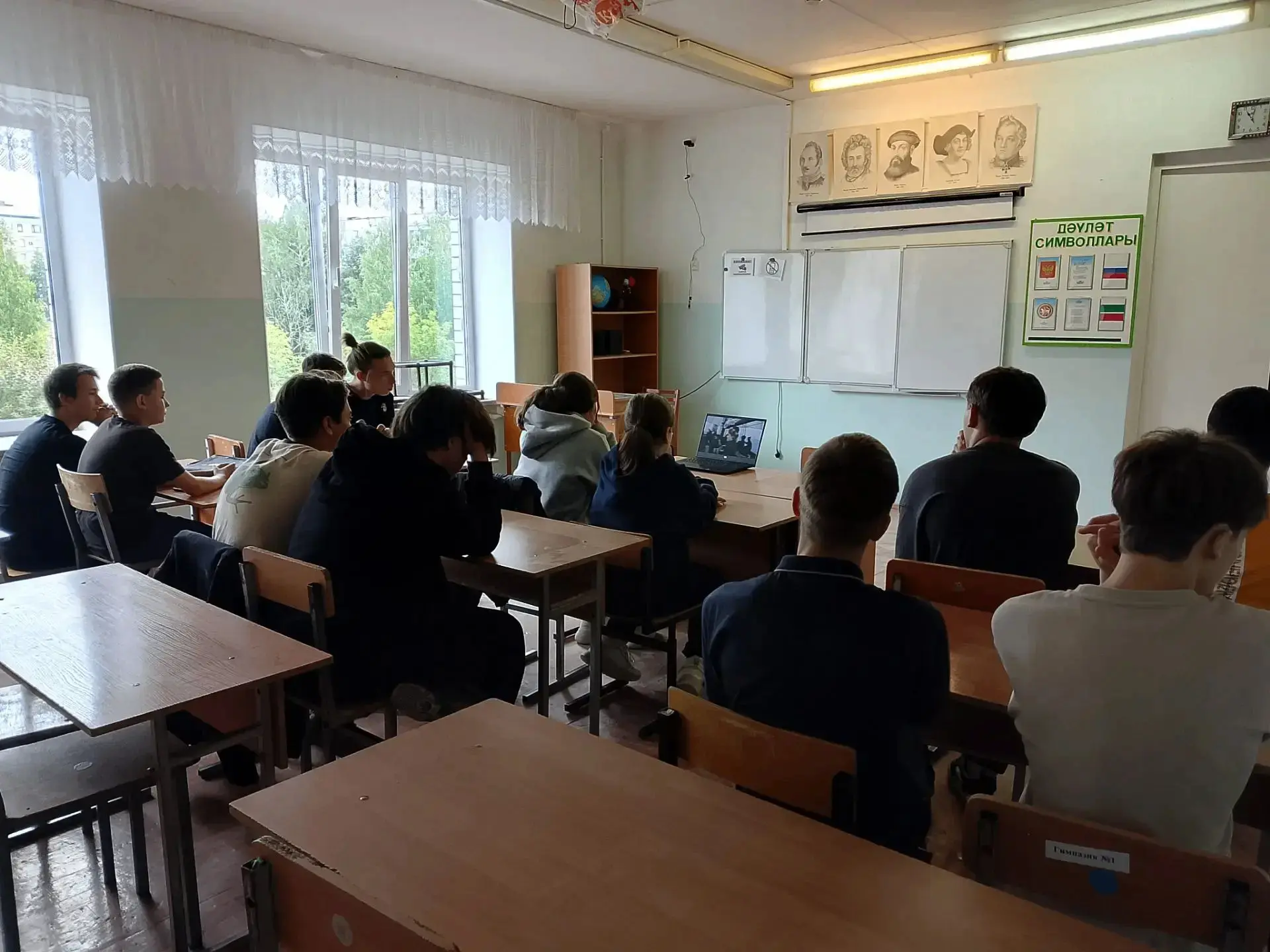 В День российского кино мы отложили учебники и устроили коллективный просмотр легендарн...