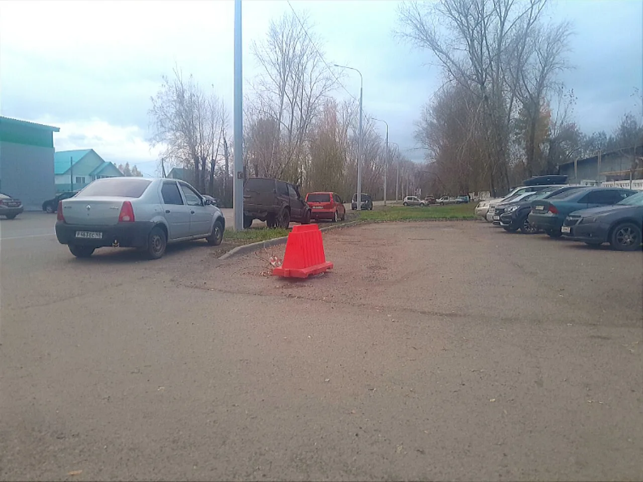 Надеемся, что следующим этапом, заменят изломанную крышку люка!