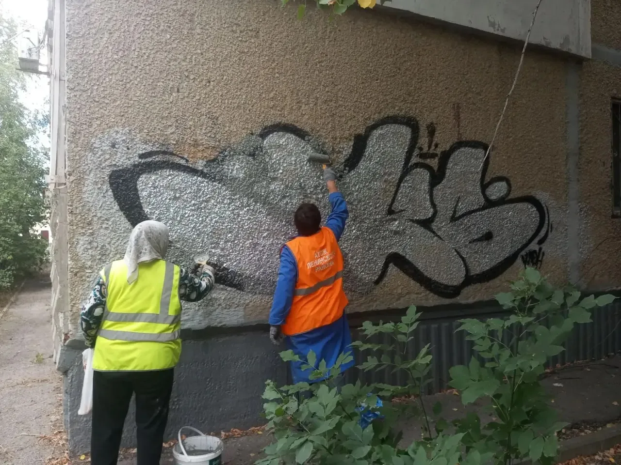 🎨 Завершены работы по закраске граффити по адресу: ул. Тархова, д. 13.