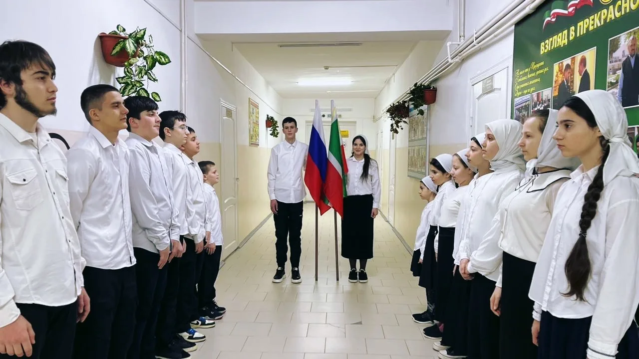 Новая неделя в нашей школе началась с  линейки и поднятия государственных флагов под гимны Российско