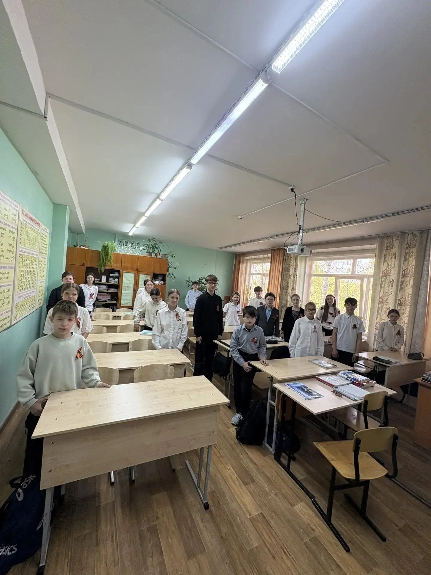 Сегодня в нашей школе прошла акция «Минута молчания», посвящённая Дню Победы. 🕊️  Текст по громкогов