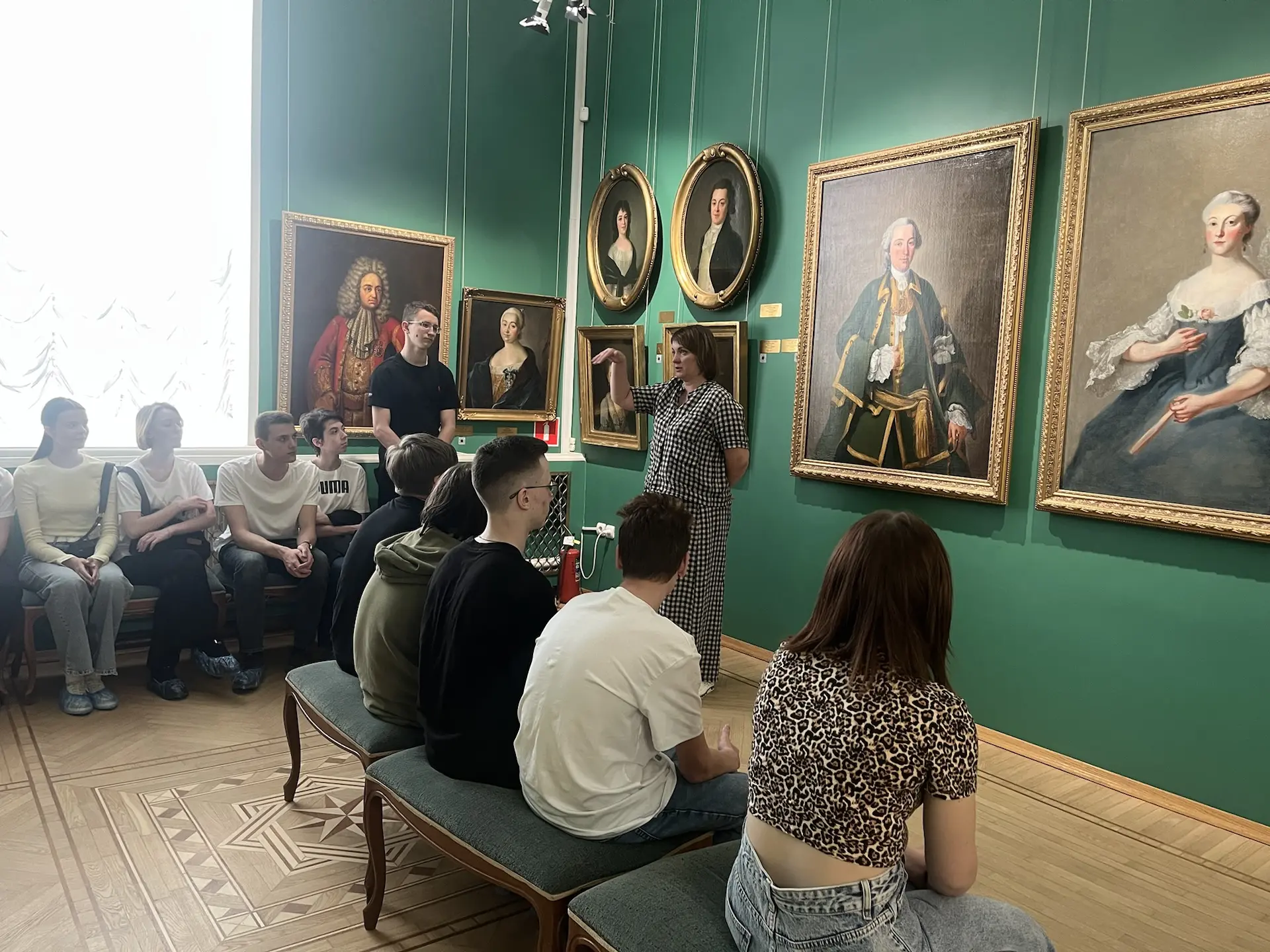 🎨 Сегодня учащиеся 9В и 9Г классов посетили экскурсию в Тамбовской областной картинной галереи 🏛️  Р