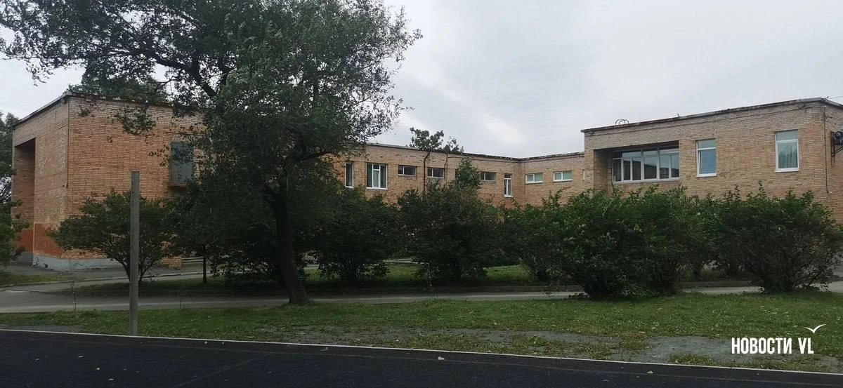 ❗️😢 Во Владивостоке на территории школы умер случайный прохожий.